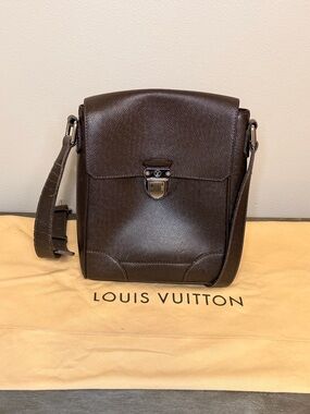 Louis Vuitton Taiga Luka Crossbody bag